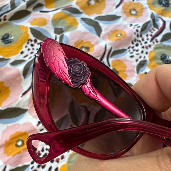 Chic Red Rockin’ Rose Sunglasses vintage main image 4
